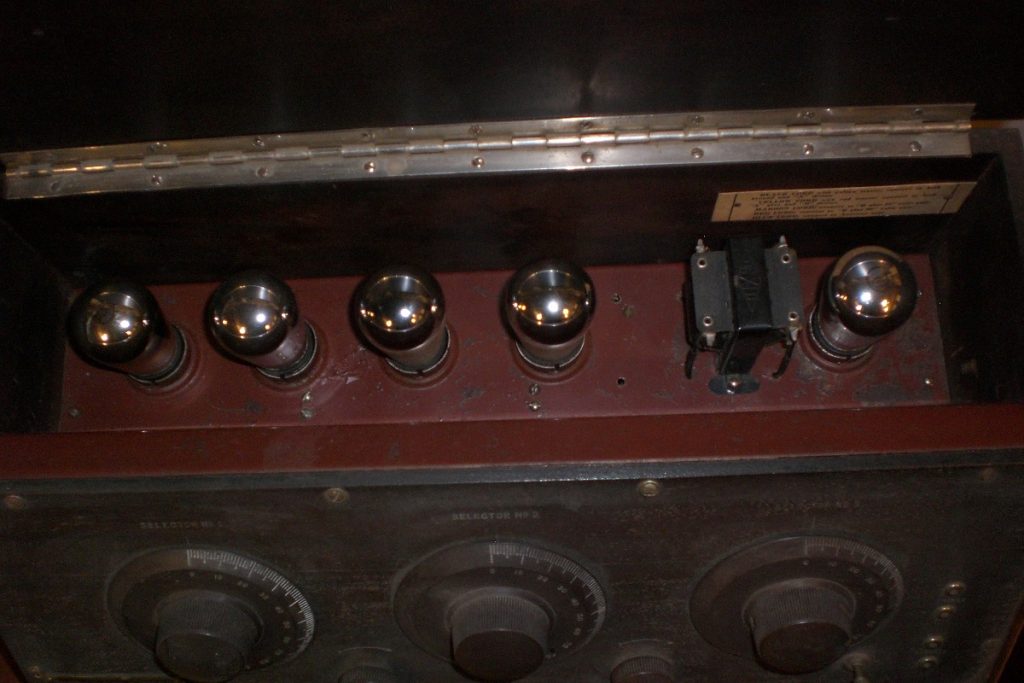 H.E. Gelhart & Co. Inc. 5 tube radio inside view