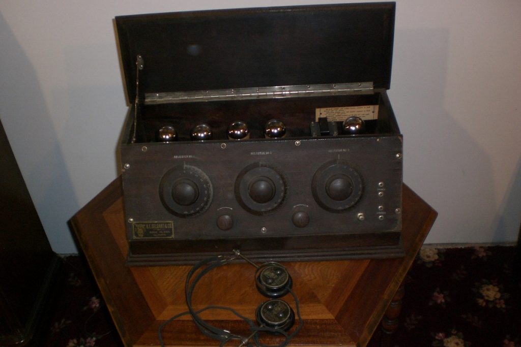 H.E. Gelhart & Co. Inc. 5 tube radio made by Chelsea