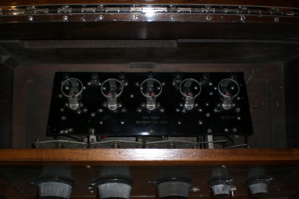 Salisdyne 5 tube radio inside view