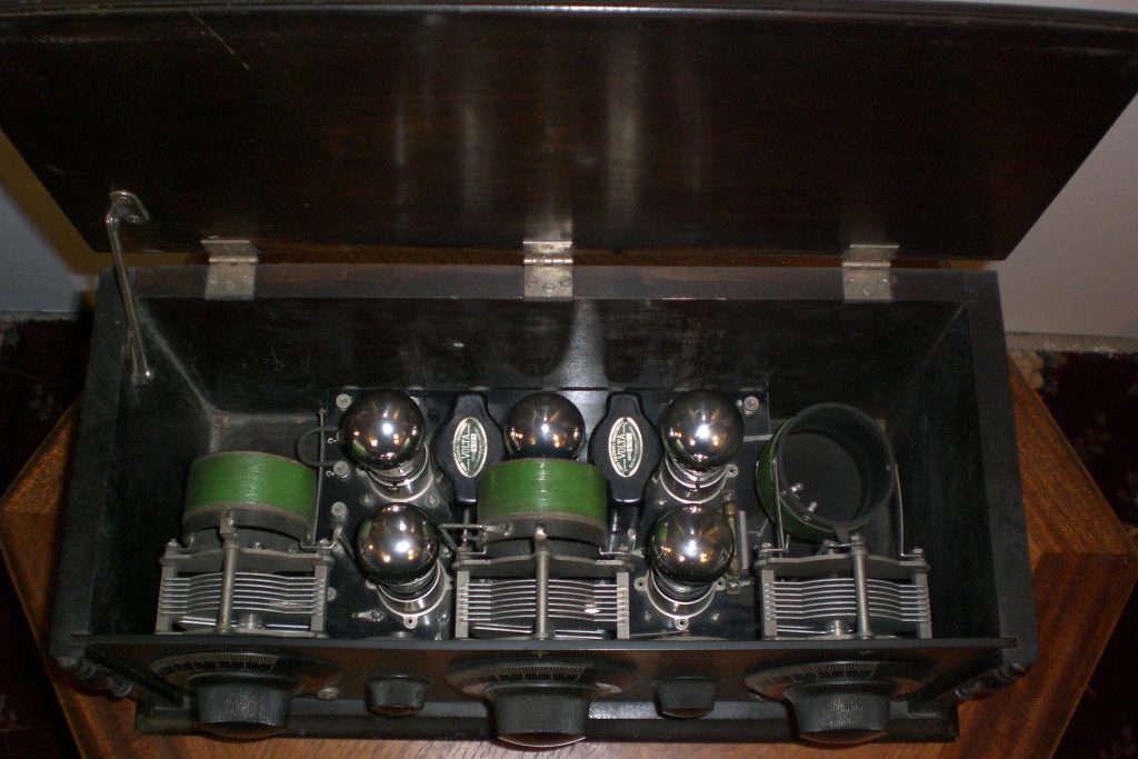 Schuman Special 5 tube radio inside view