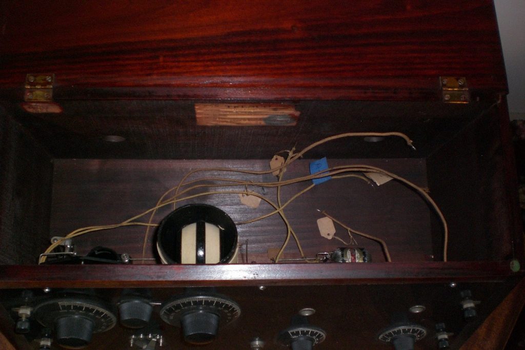 W. F. Main (Tresco) Splendid Grand 3 tube radio inside view