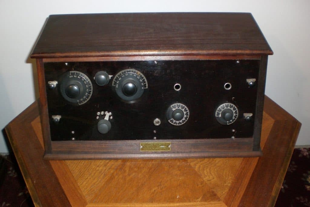 W. F. Main (Tresco)Splendid Grand 3 tube radio