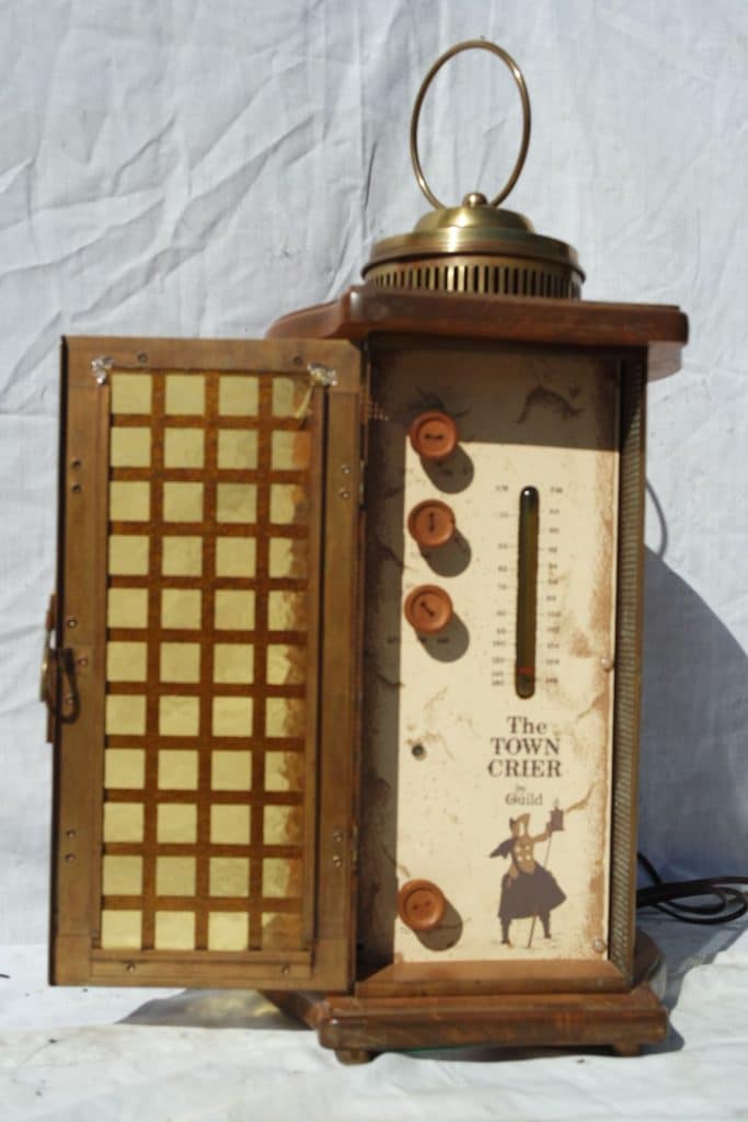 Town-Crier-Lantern-Clock-Radio