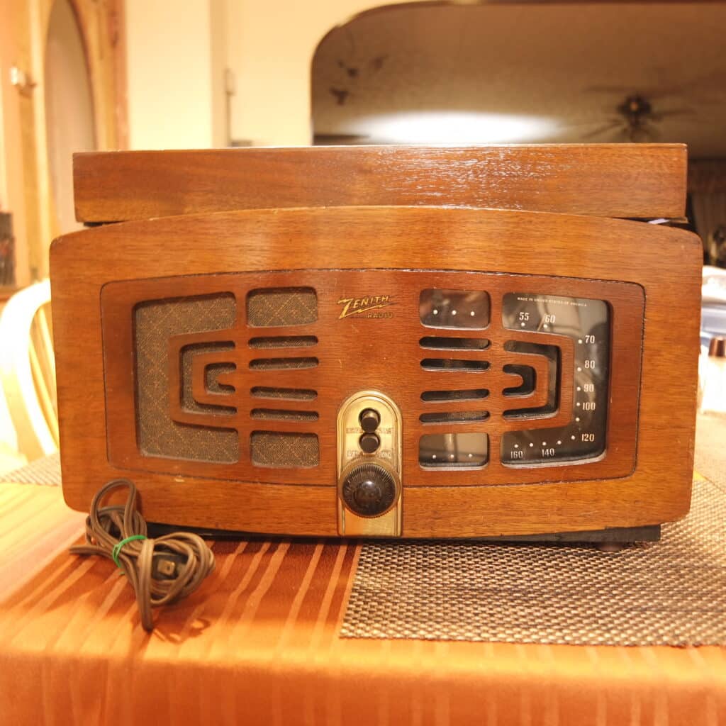 1946_Zenith_Model_5R086_Radio_Turntable