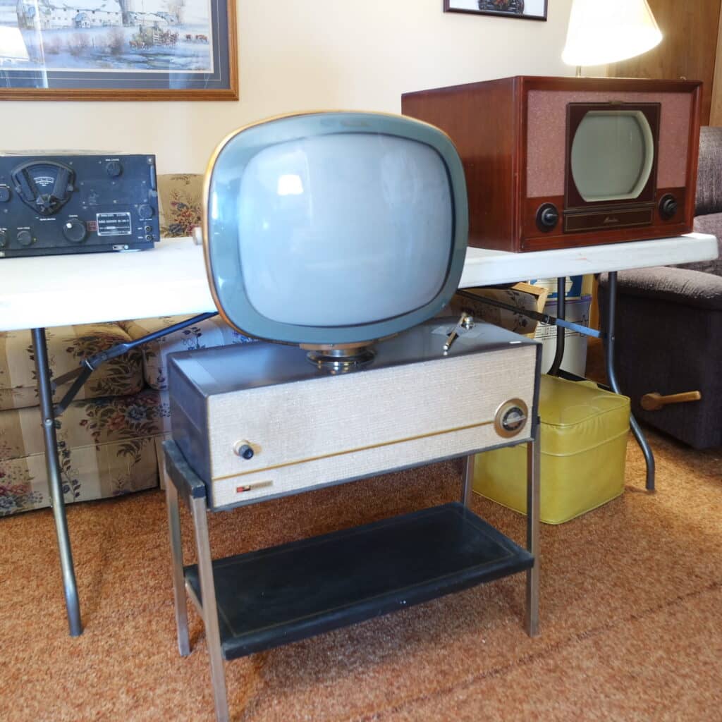 1959_Philco_Predicta_Debutante_TV