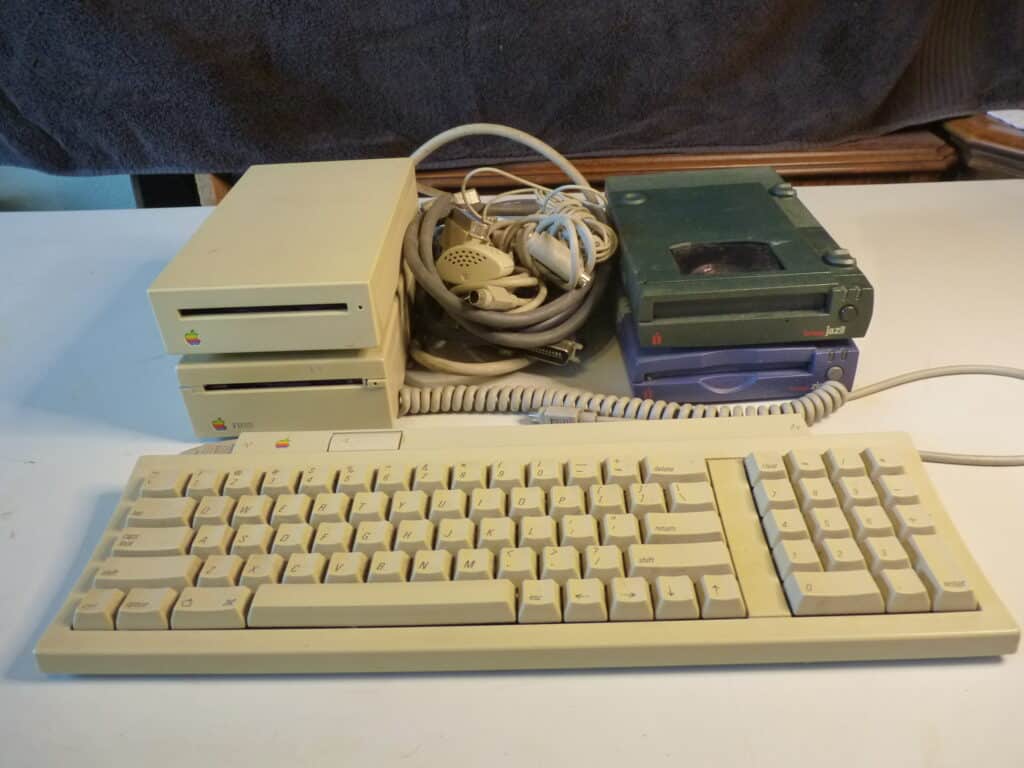 MAC-SS&DS-floppies-Iomega-ZIP&JAZZ-drives-cables-ADB-keyboard