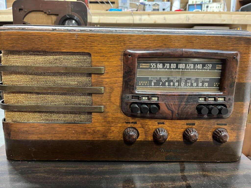 Westinghouse AM FM Radio