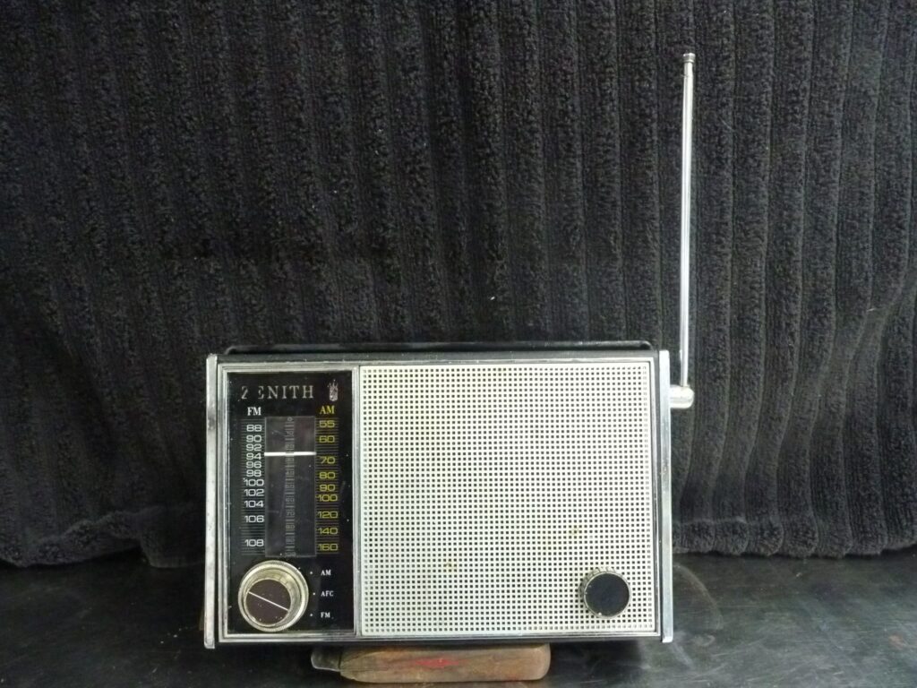 Zenith-Royal-76 - IARCHS Radio Collector Club